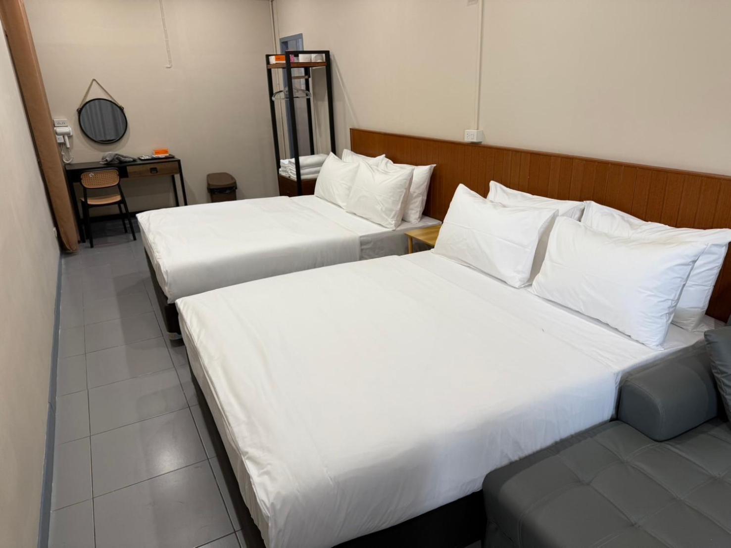 Achcha Hotel - Itsaraphap Mrt Station - Wat Arun Bangkok Buitenkant foto
